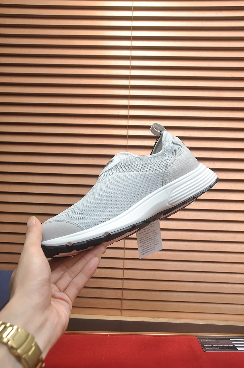 Men's Men's Shoes 💰540💶 𝐂𝐡𝐫𝐢𝐬𝐭𝐢𝐚𝐧 𝐃𝐢𝐨𝐫# Dior breathable fly-knit casual sneakers. The soft and breathable upper complements the lightweight textured effect rubber sole, decorated with various classic details, making it an ideal choice for everyday looks. Can be matched with various casual items to create a refined look Size: 38-46 (45 46 customized)